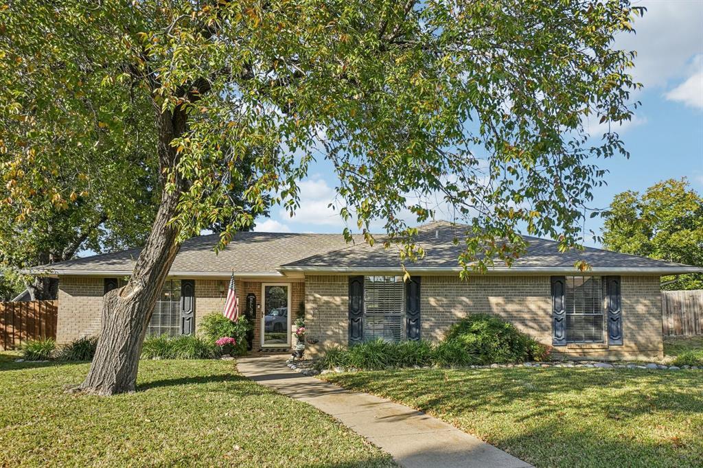 951 Crestwood Circle, Flower Mound