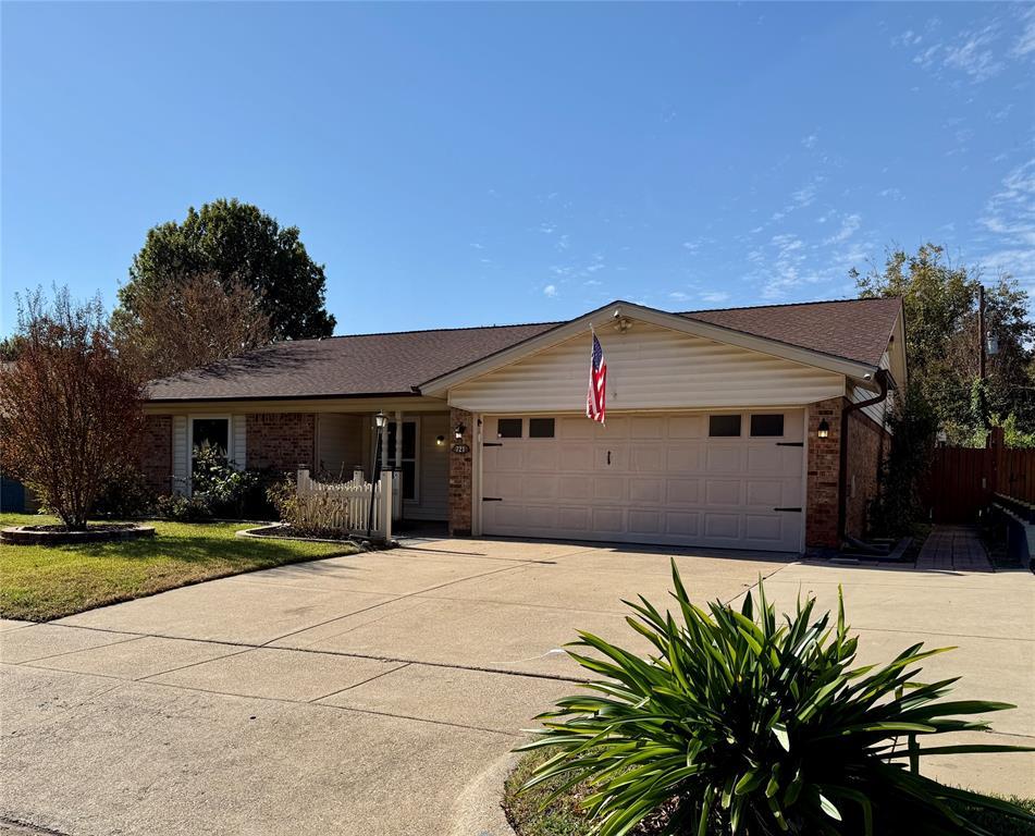 721 Nw Ann Lois Lane, Burleson