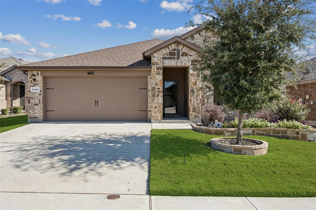 9328 Hill Topper Trail, Fort Worth