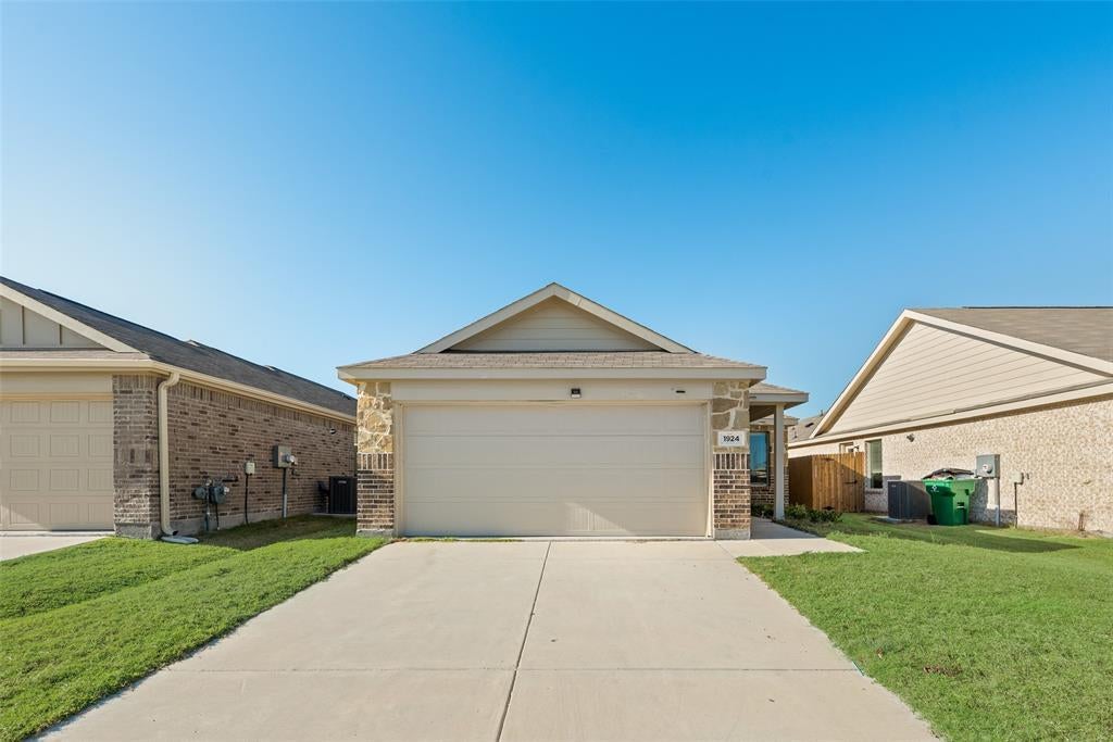 1924 Aves Glen Lane, Forney