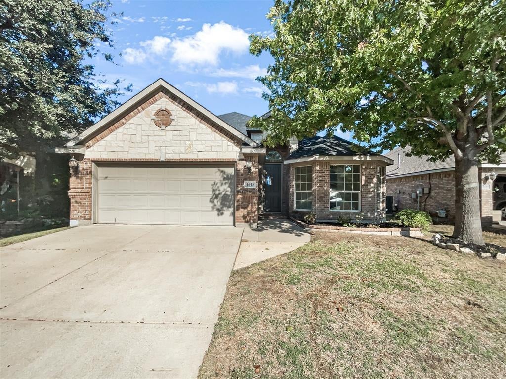 4645 Golden Yarrow Drive, Fort Worth