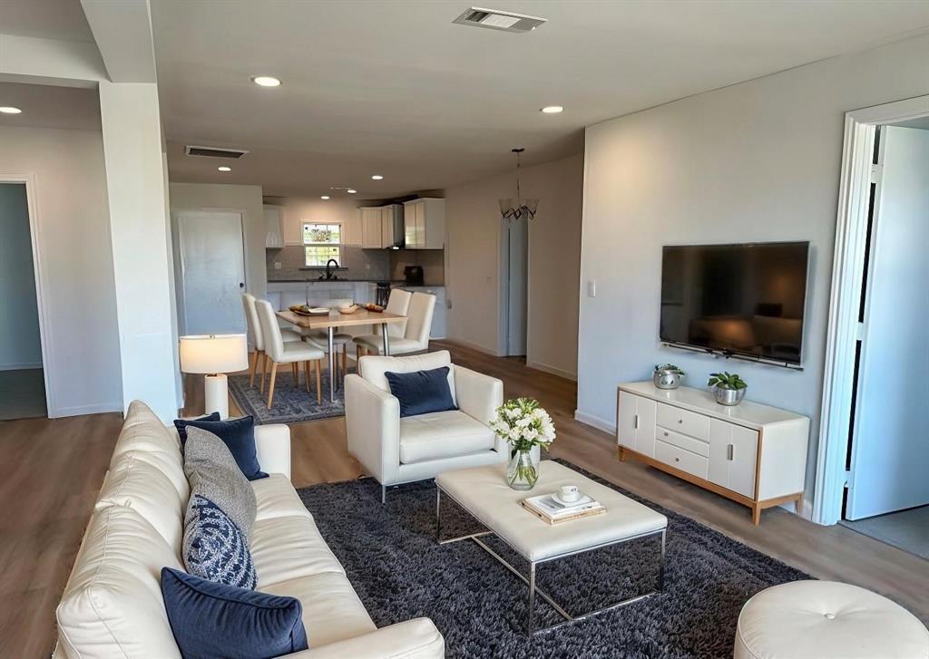 909 Jerry Mashek Drive, West