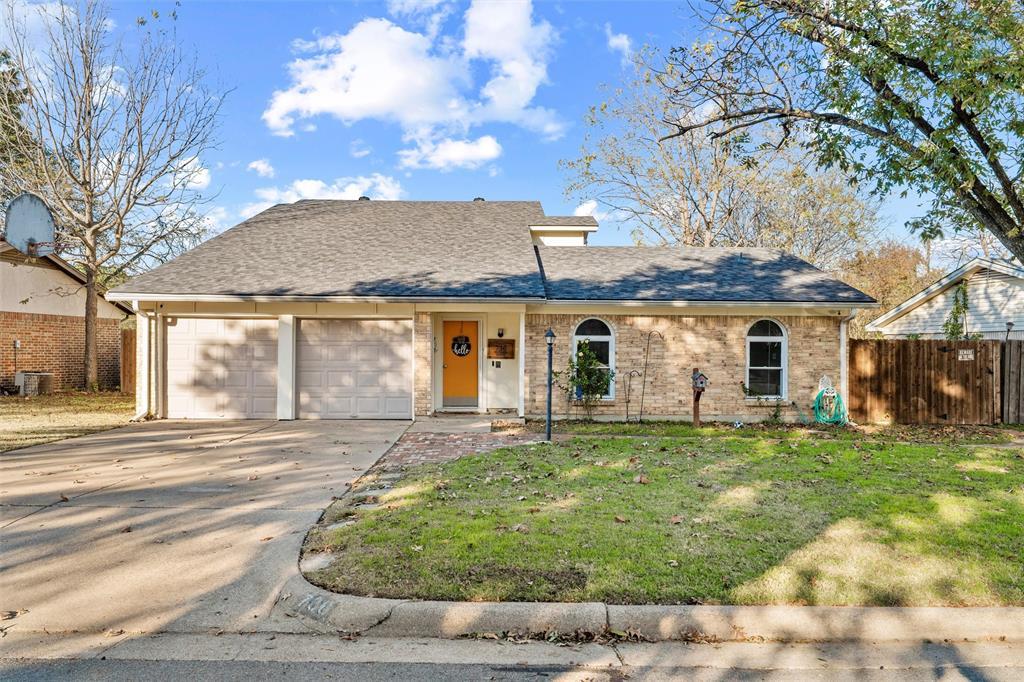 736 Nw Wood Street, Burleson