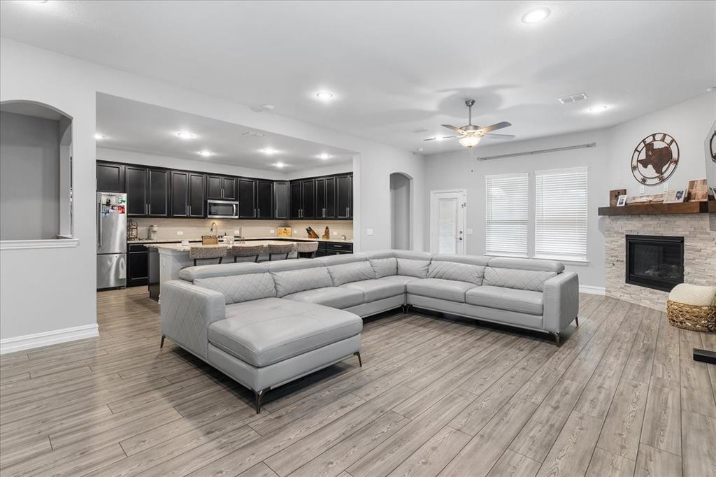 817 Crest Breeze Drive, Fort Worth