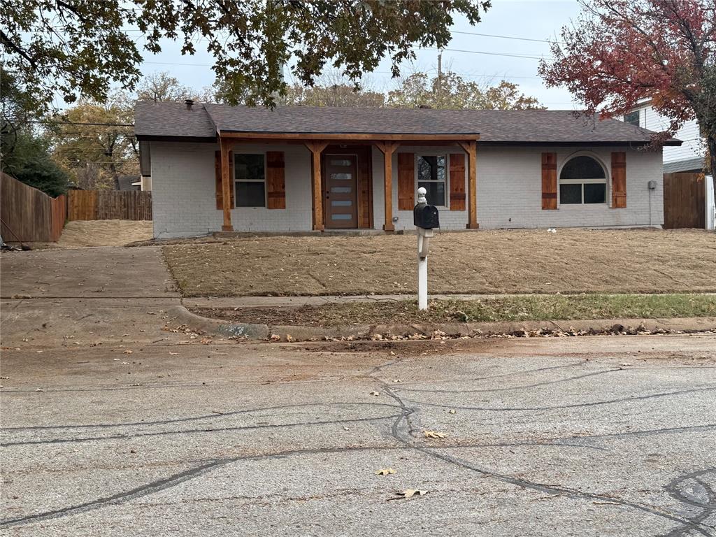 2913 White Oak Lane, Bedford