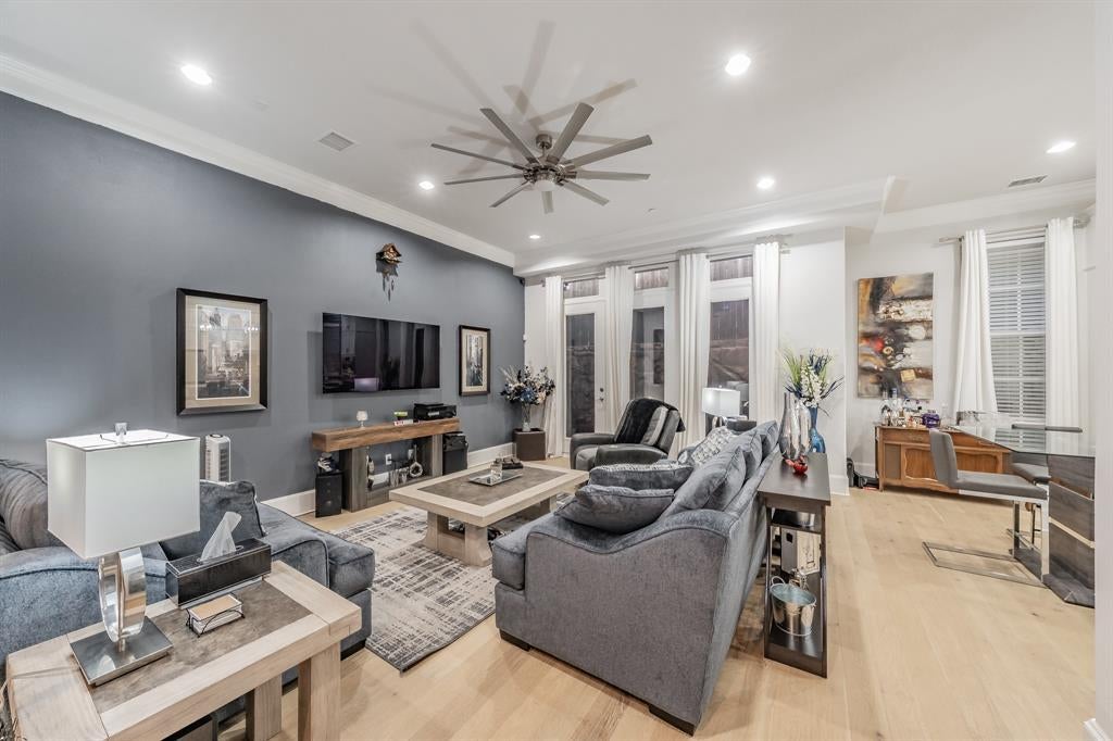 7333 Valley View Lane 902, Dallas