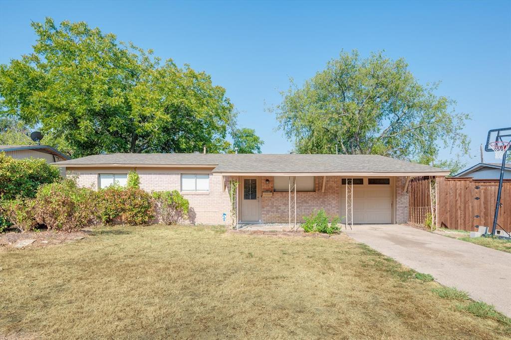 1902 Alan A Dale Road, Arlington