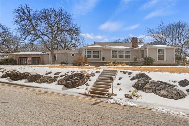 425 Oakhill Drive, Denton