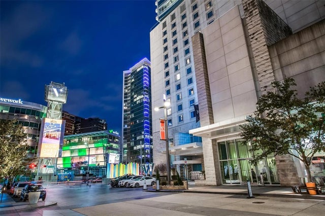 2430 Victory Park Lane 1809, Dallas