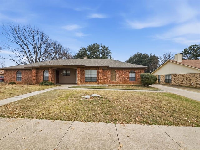 816 Midcreek Drive, Euless