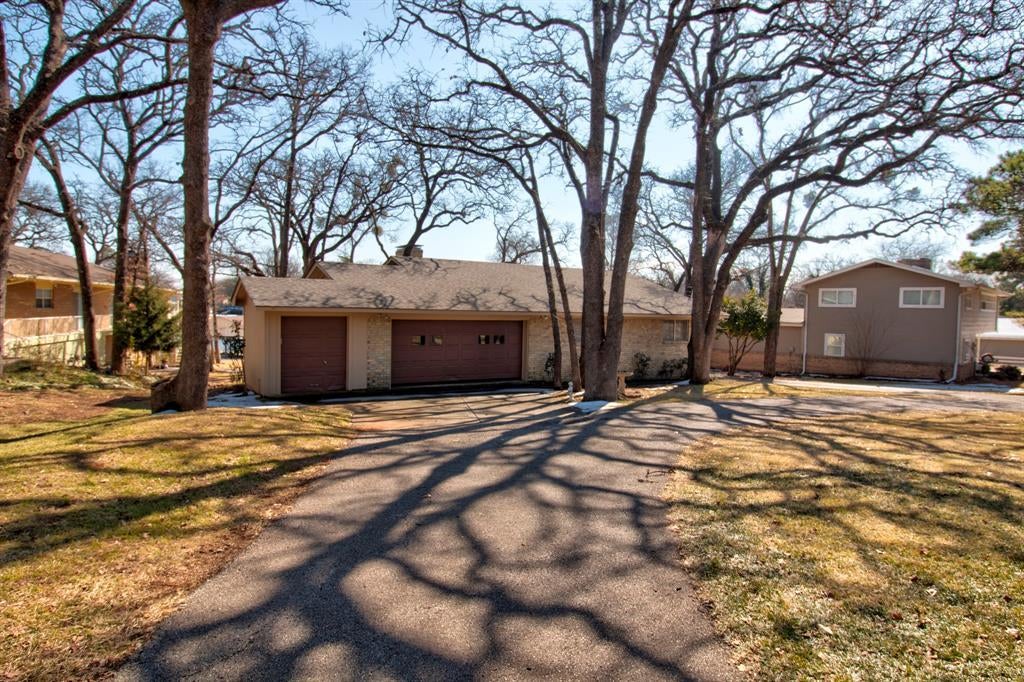 207 Kiowa Drive W, Lake Kiowa