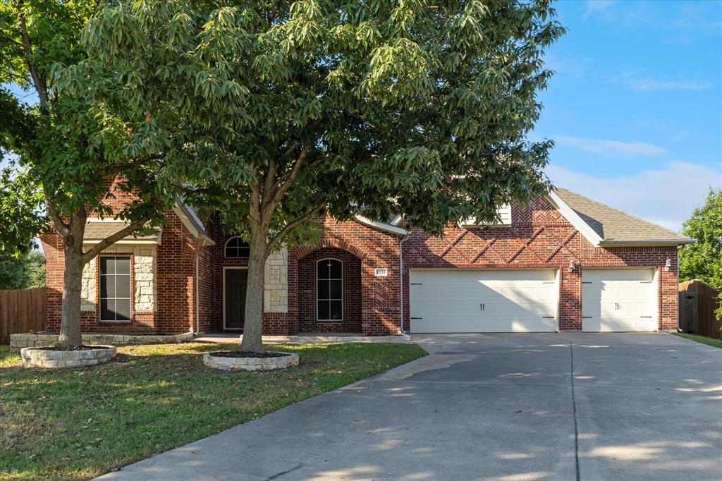 1220 Clairemont Lane, Burleson