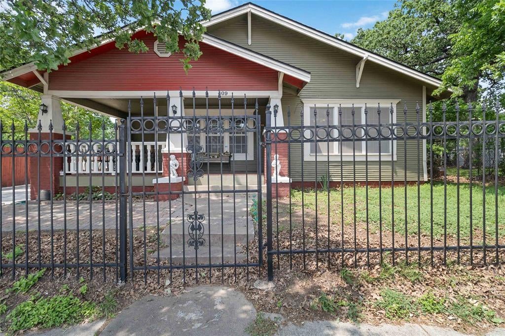 409 N Sylvania Avenue, Fort Worth