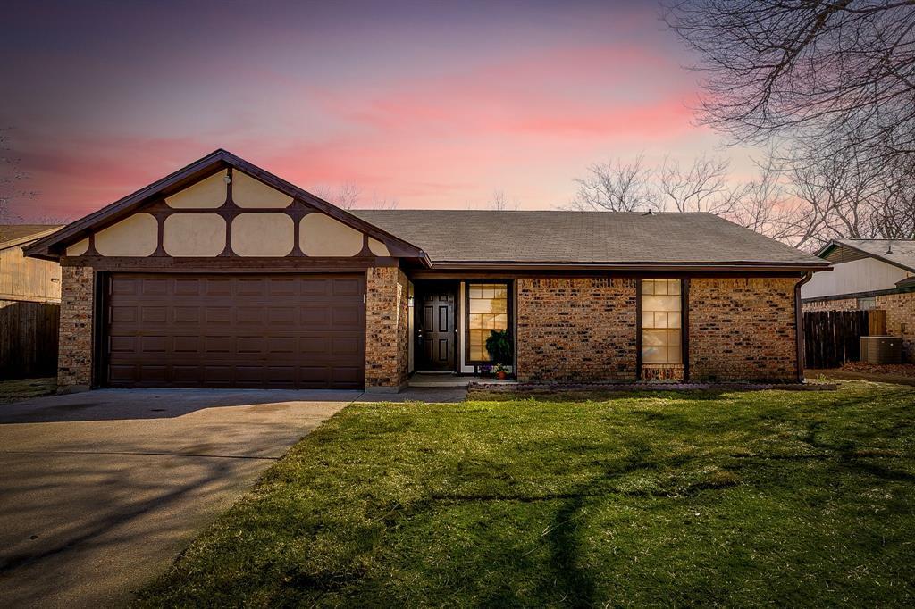1812 Briar Run, Benbrook