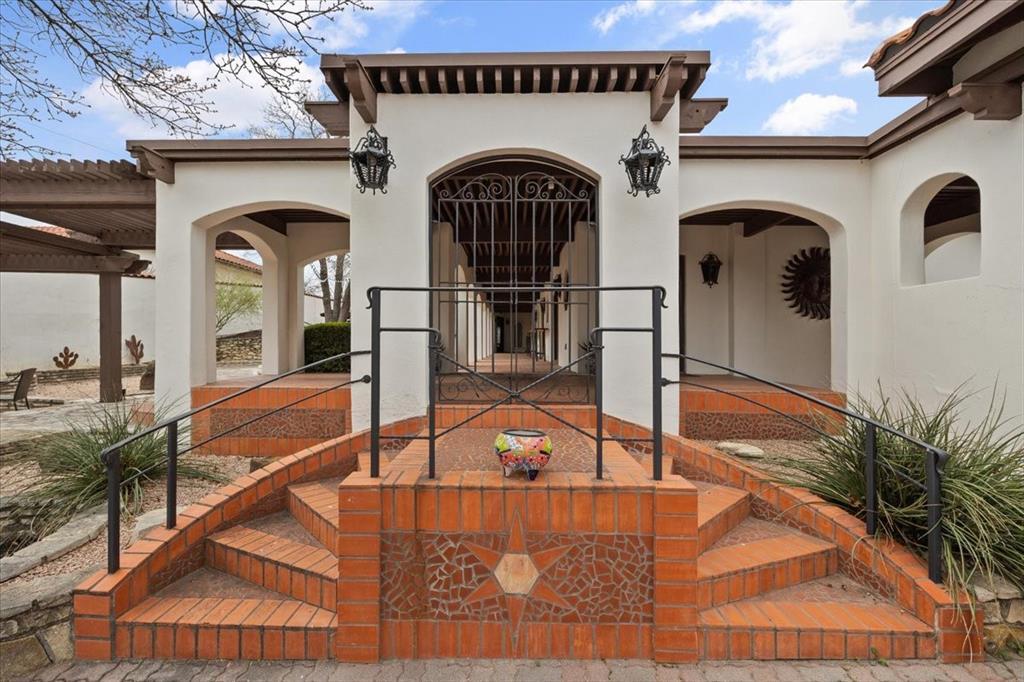 8300 Samora Court, Fort Worth