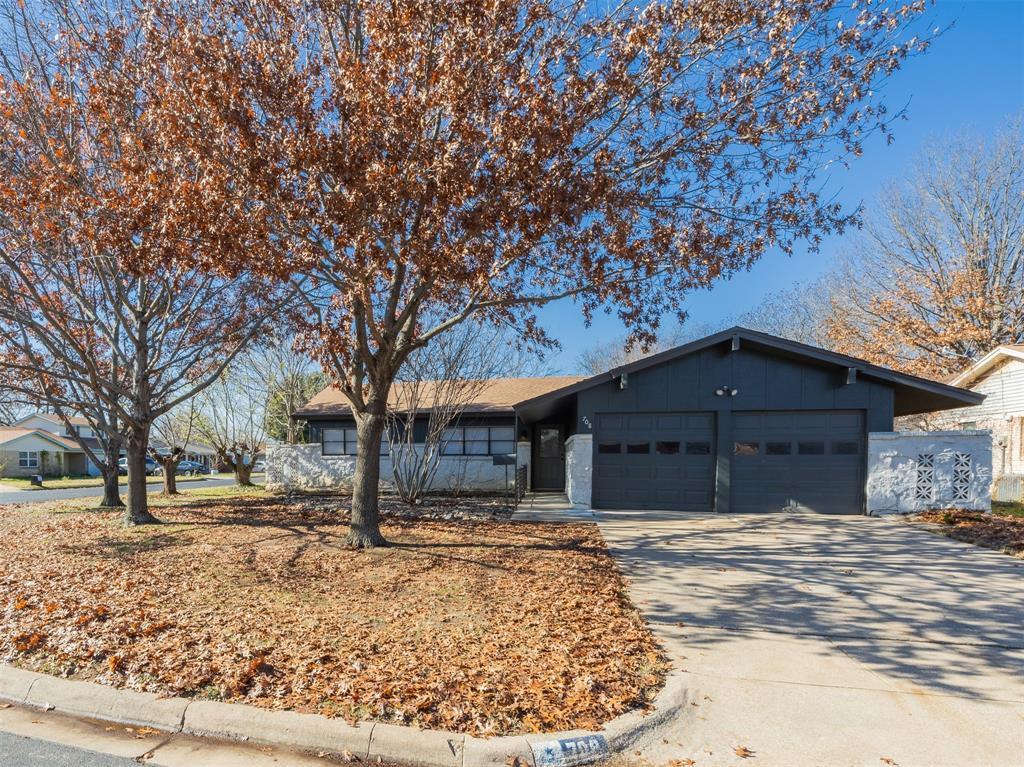 708 Meadowlark Circle, Crowley