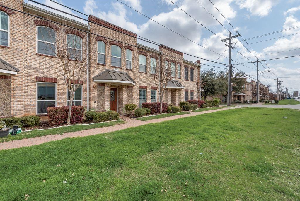 207 S Kealy Avenue, Lewisville