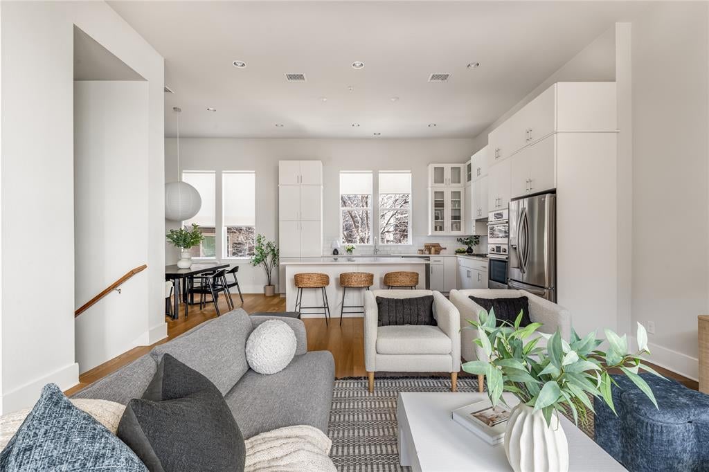 381 E Greenbriar Lane 401, Dallas