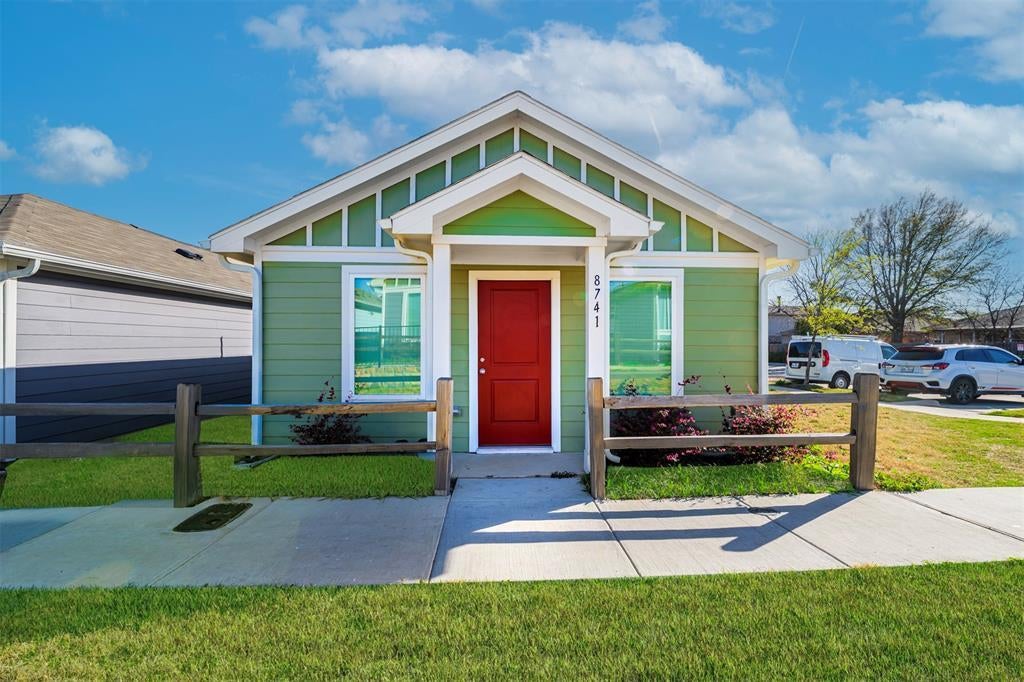 8741 Cottage Creek Drive, Fort Worth