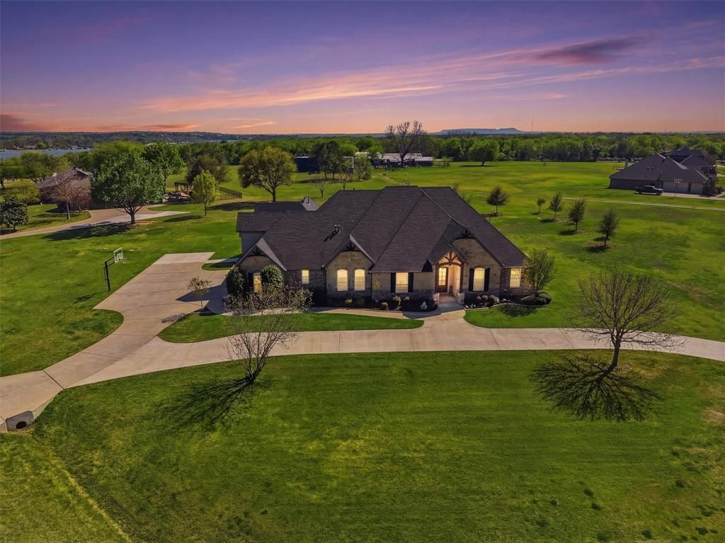 1201 E Iberian Court, Granbury