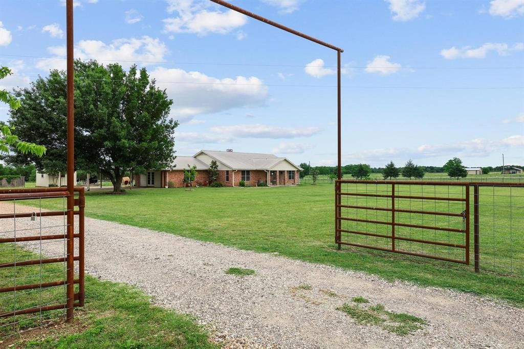 1217 County Road 4705, Leonard