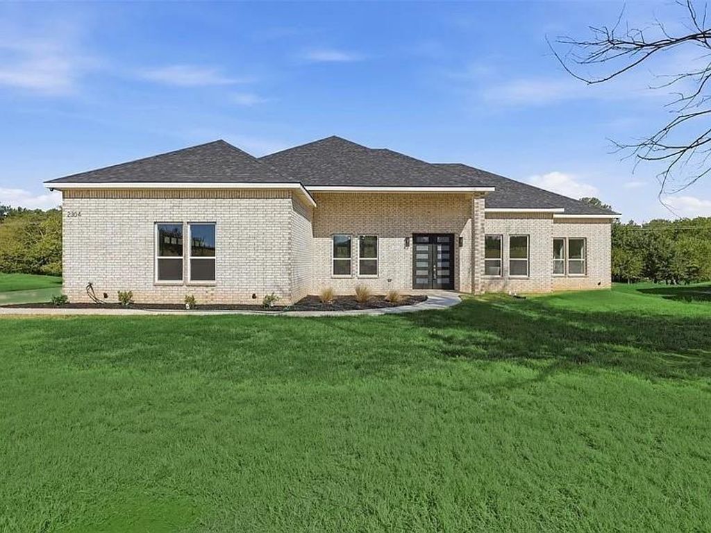 2304 Candlestick Drive, Granbury