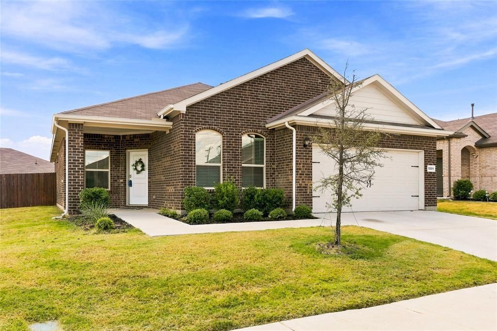 5201 Petal Meadows Drive, Fort Worth