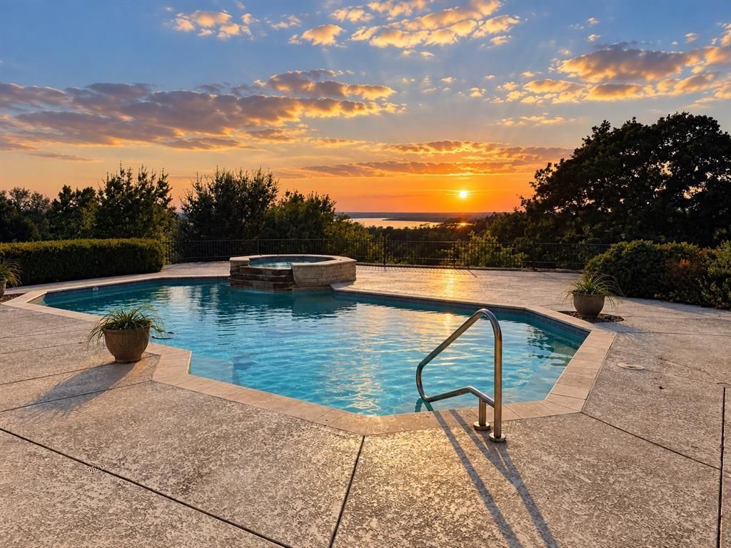 1614 Crow Creek Drive, Granbury