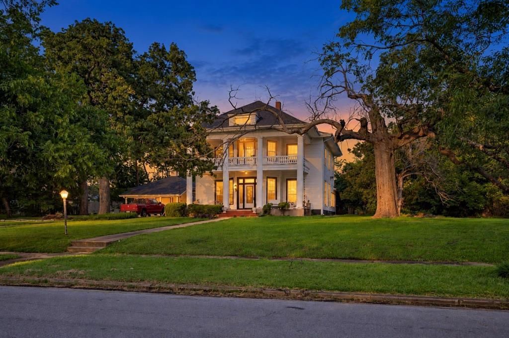 1114 S Houston Avenue, Denison