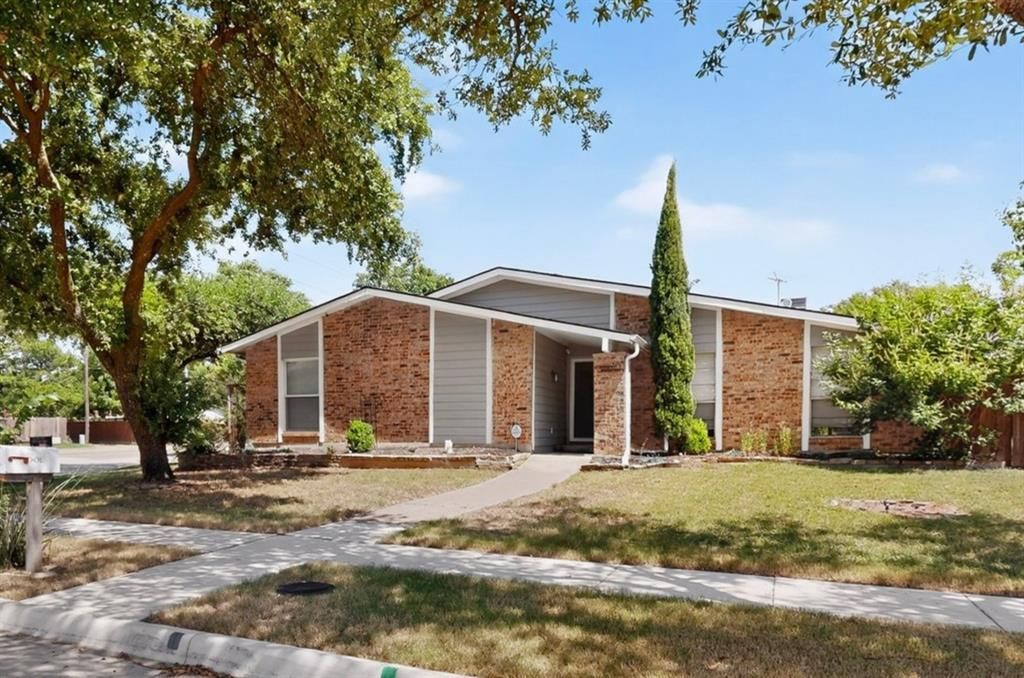1901 Paxton Drive, Carrollton