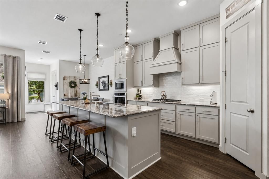 2740 N Market Square, Northlake