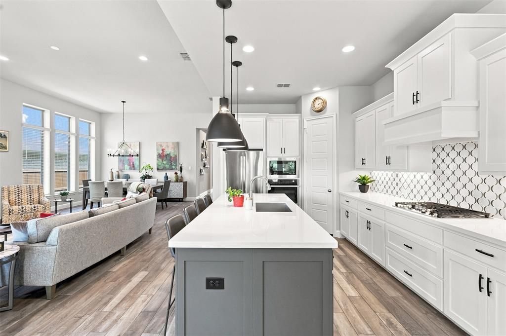 2505 Oxford Street, Melissa