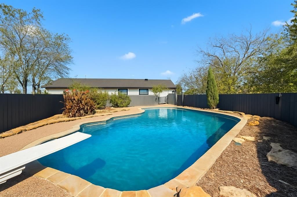 3873 Lois Road E, Sanger