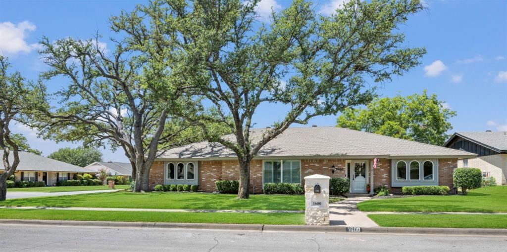 1600 Forest Glen Court, Pantego