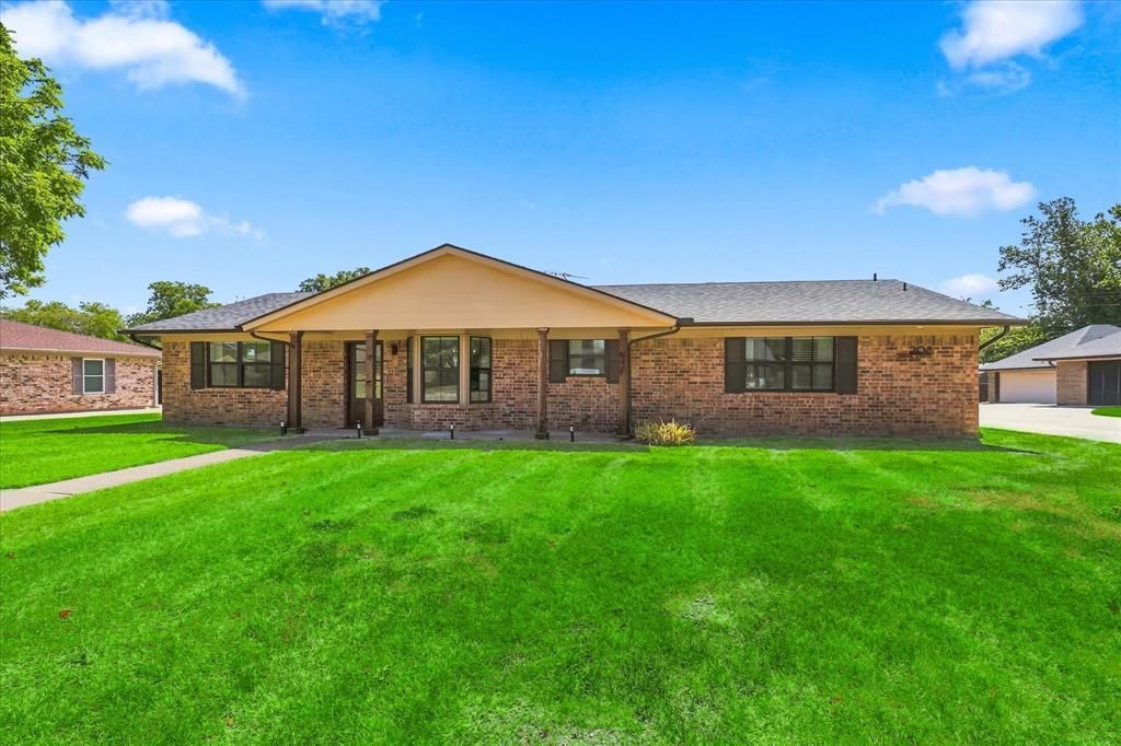 208 Diane Drive, Sanger