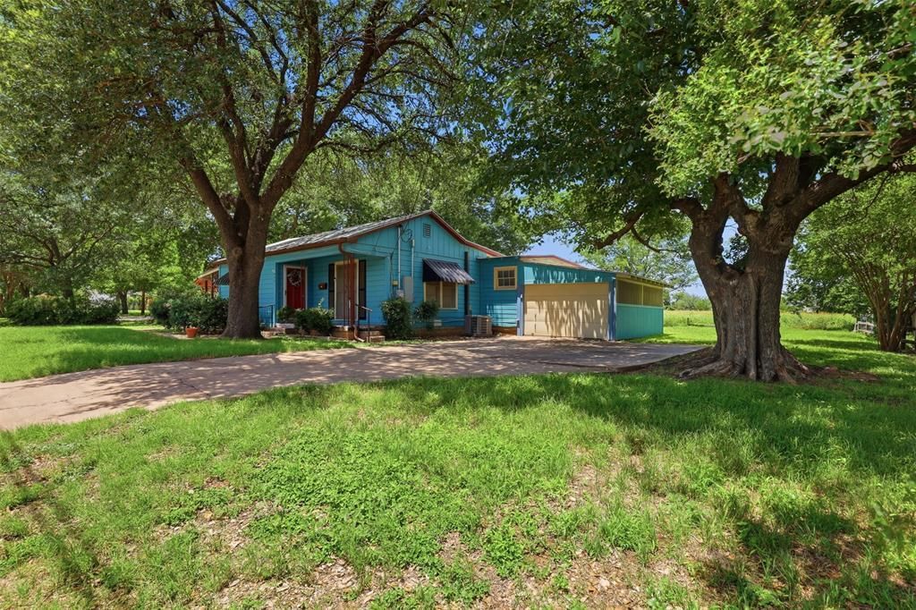 902 W Bridge Street, Granbury
