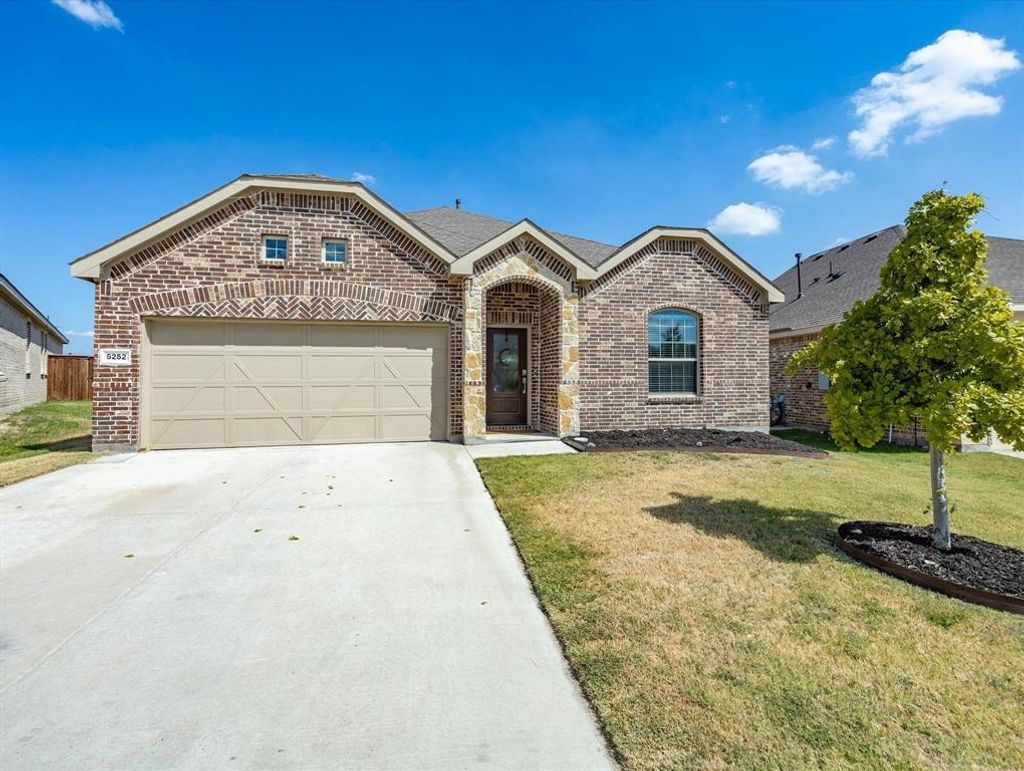 5252 Mountain Top Trail, Fort Worth