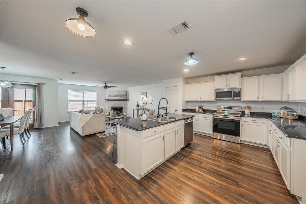 10541 Rising Knoll Lane, Fort Worth