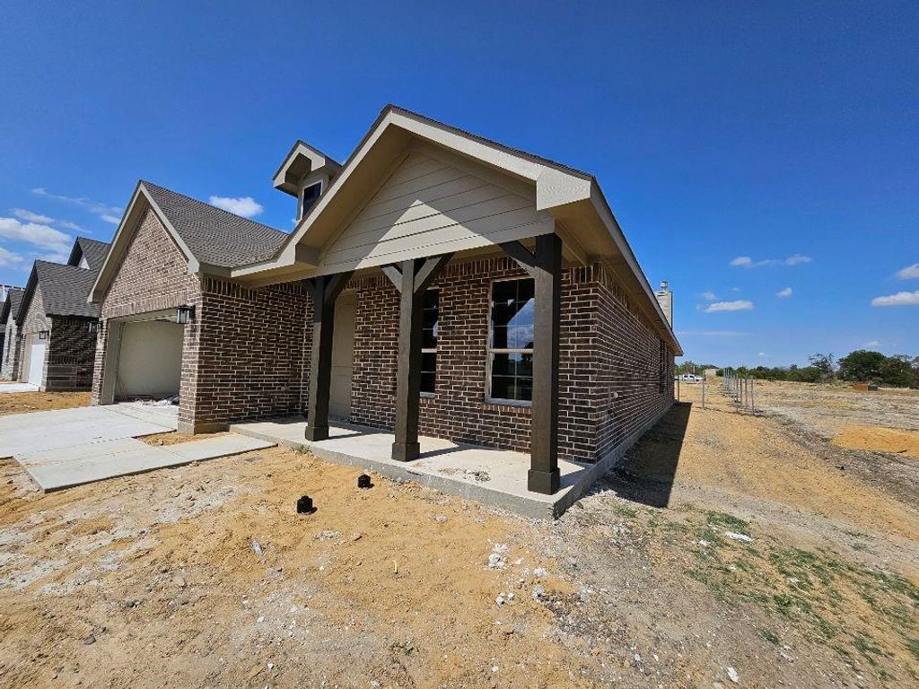 804 Silverleaf Drive, Ennis