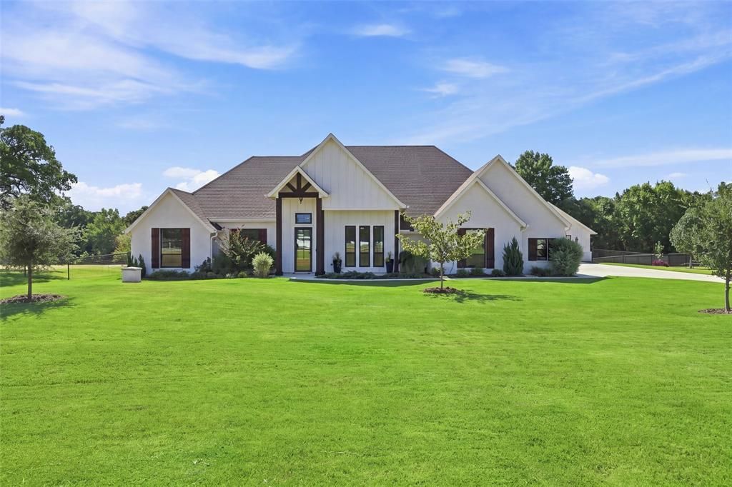1072 Paradise Parkway, Poolville
