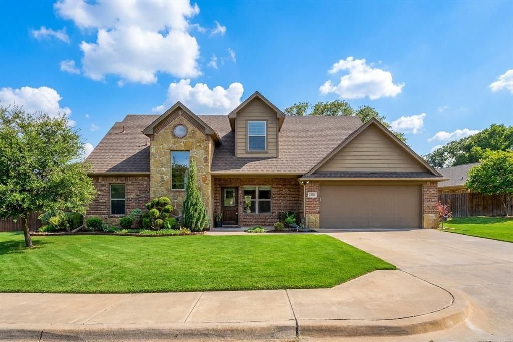 305 Donna Circle, Granbury