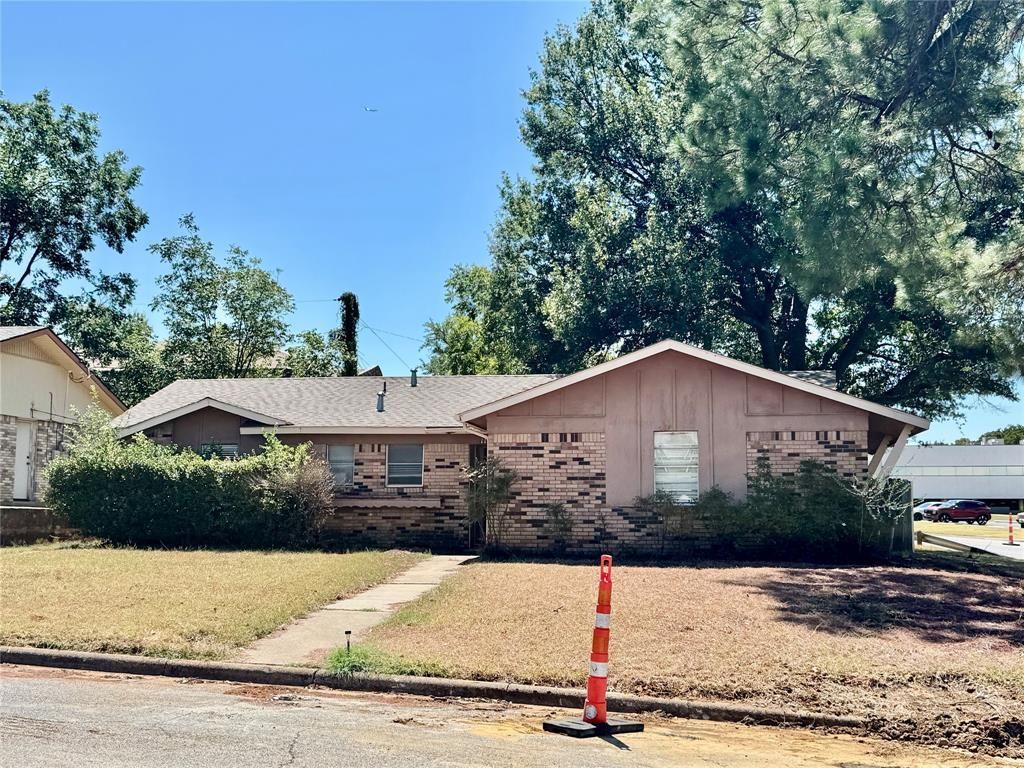 1114 Paula Drive, Arlington
