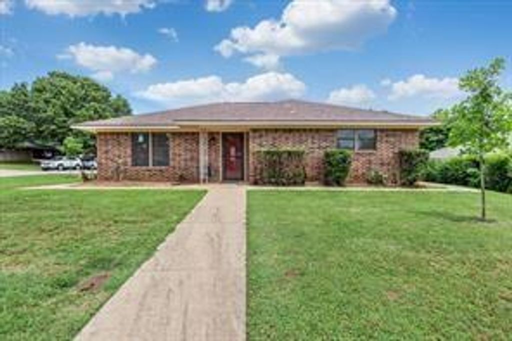 2307 Arapaho Drive, Denison