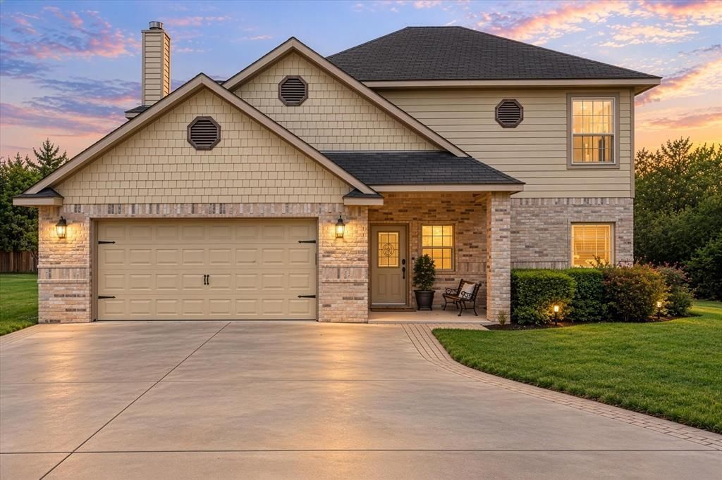 1004 W Apache Trail, Granbury