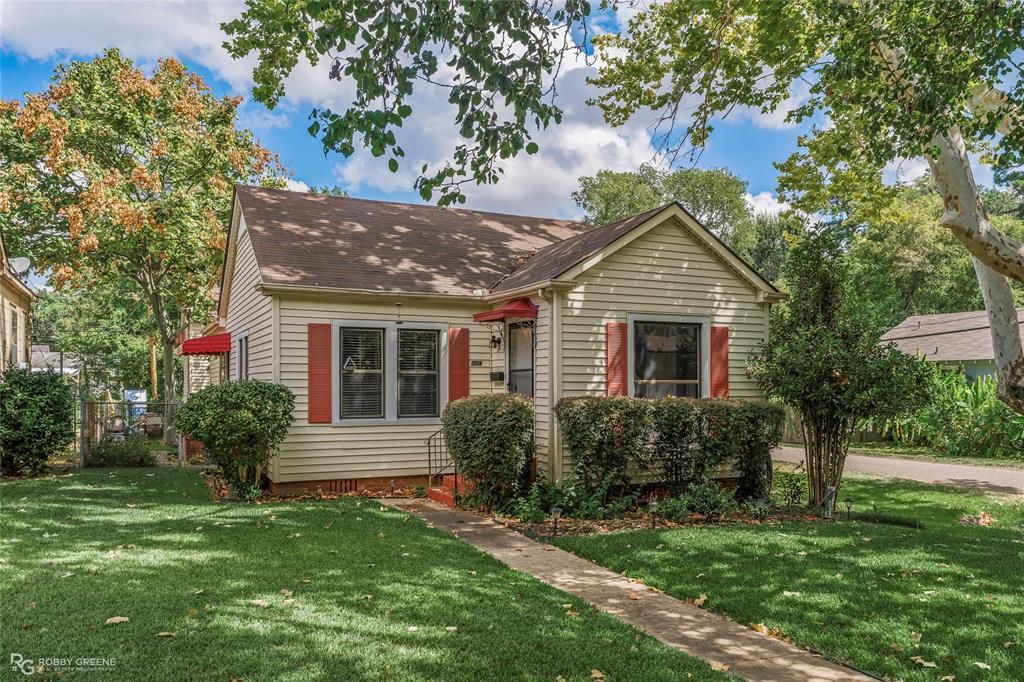 704 College, Shreveport