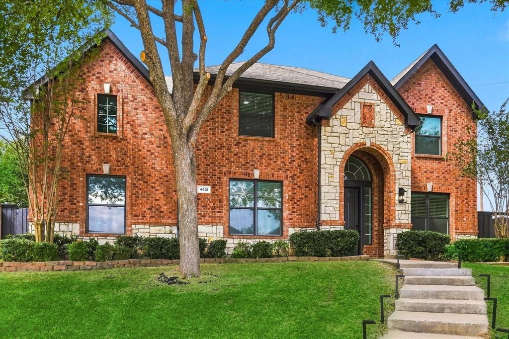 4421 Red Barn, Richardson