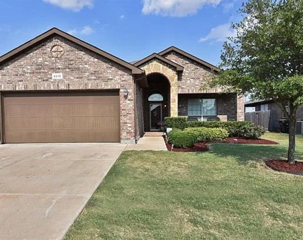 8212 Deer Bluff Lane, Fort Worth