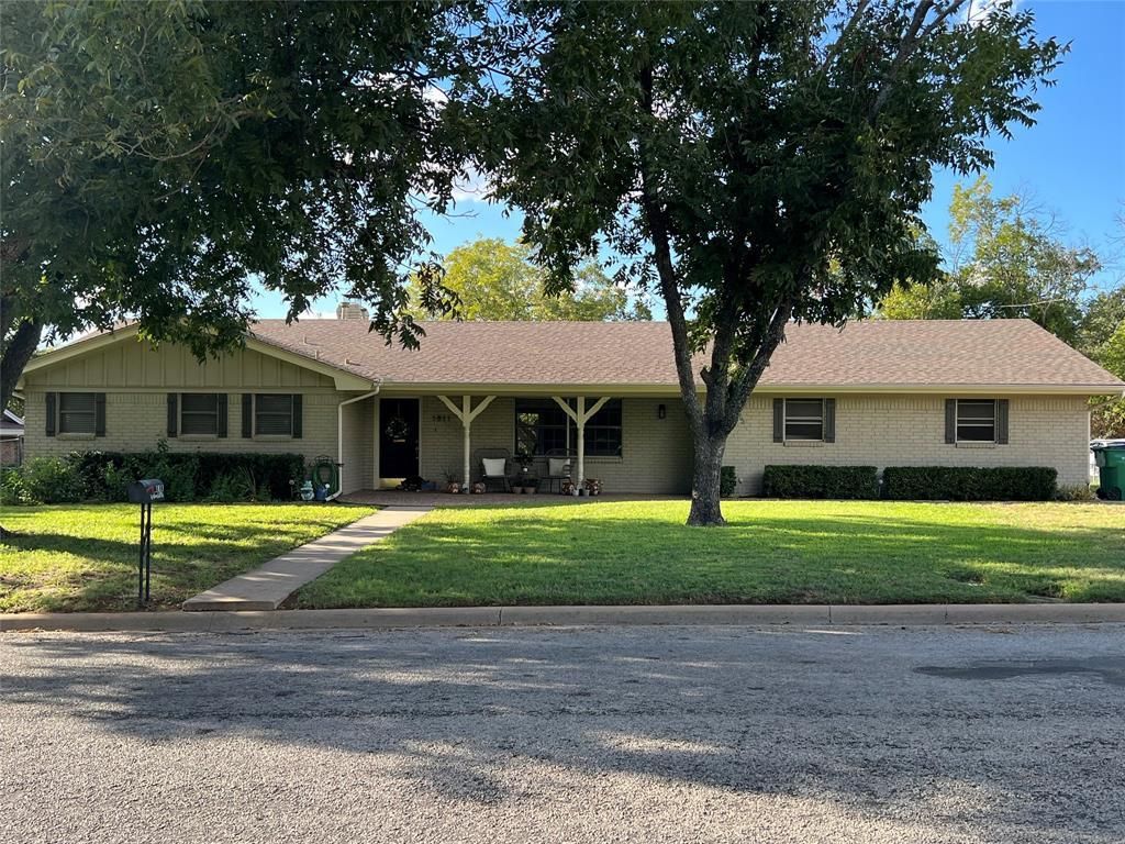 1811 W Overhill Drive, Stephenville