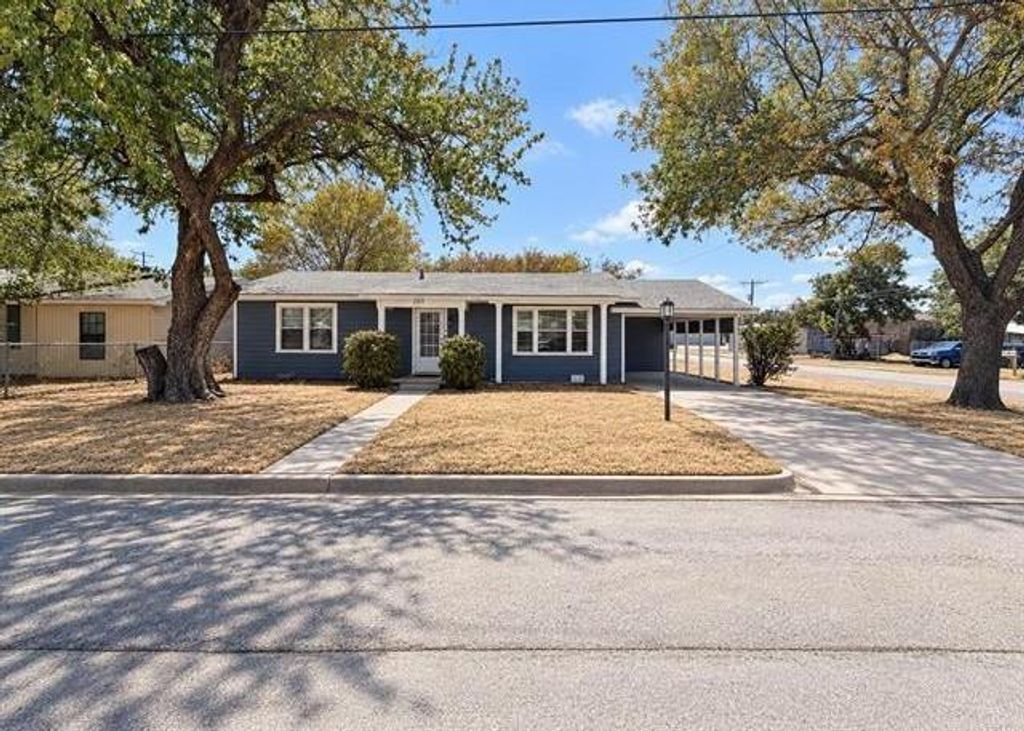 203 E Spring, Henrietta