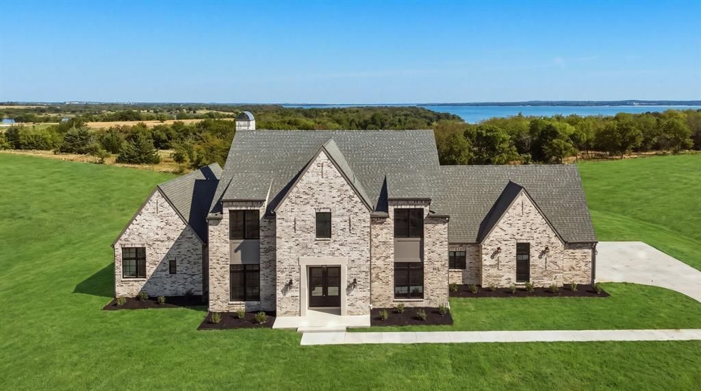 1111 Lakeway Drive, Sanger